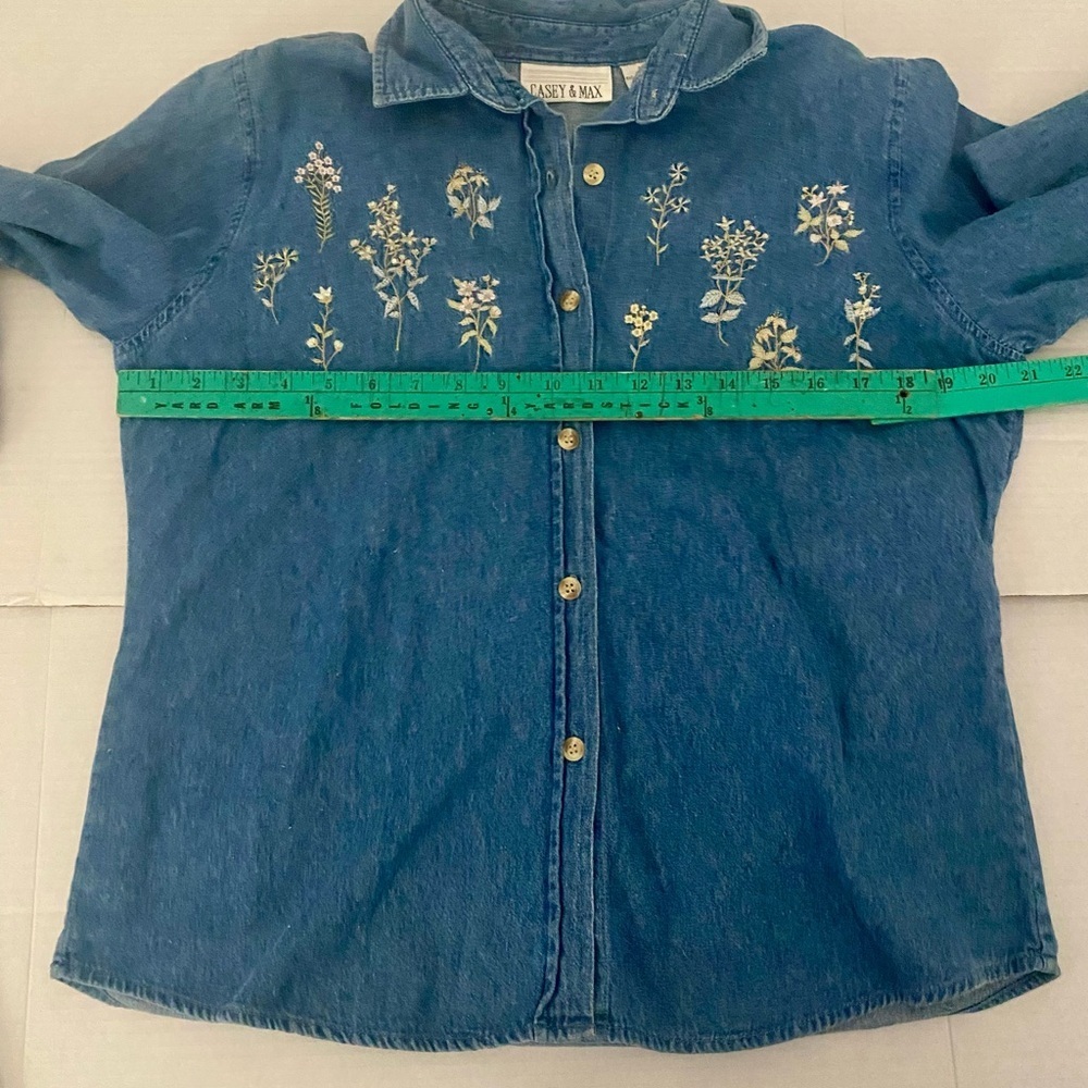 Vintage Casey&Max denim 3/4 sleeve button down with embroidered spring flowers - Picture 6 of 9